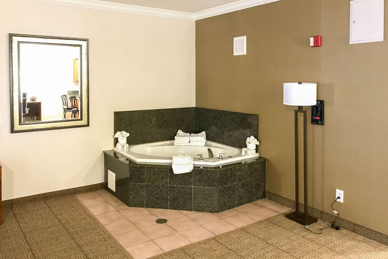 Bathroom 4, Comfort Suites Near Six Flags Magic Mountain, Los Angeles