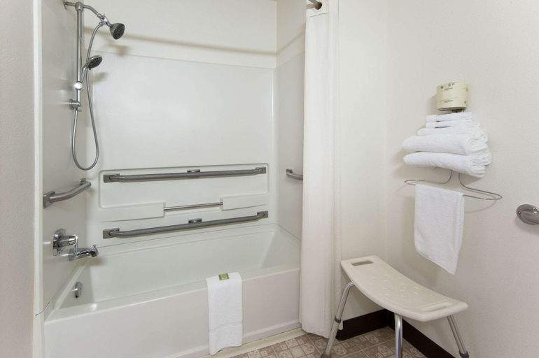 Bathroom 5, Super 8 by Wyndham Salmon Arm, Columbia-Shuswap