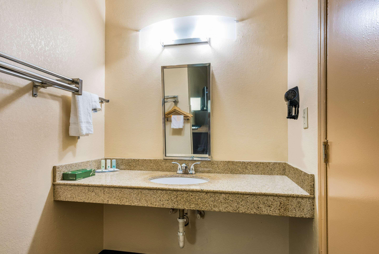 Bathroom 5, Quality Inn Cullman I-65 exit 310, Cullman