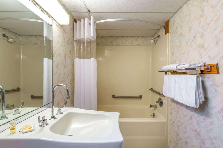 Bathroom 4, Days Inn by Wyndham Vineland, Cumberland