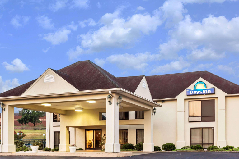 Exterior & Views 2, Days Inn by Wyndham Sanford, Lee