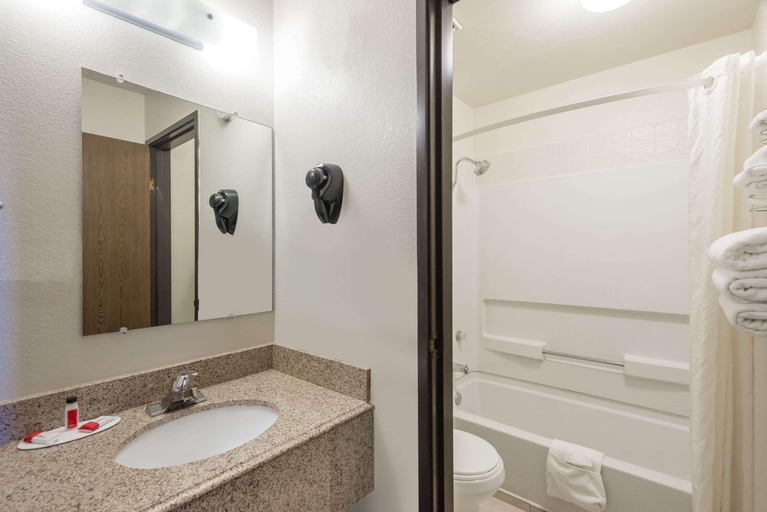 Bathroom 4, Super 8 by Wyndham Tucumcari, Quay