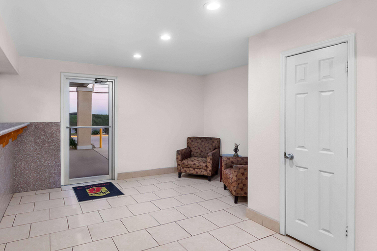 Public Area 2, Super 8 by Wyndham Pleasanton, Atascosa
