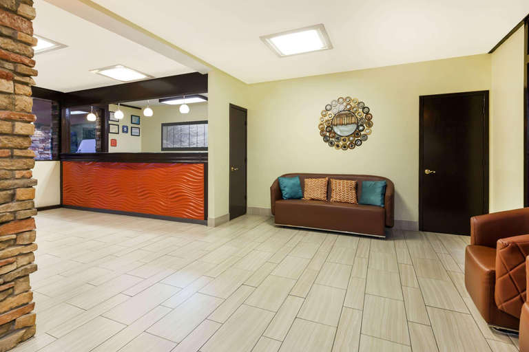 Public Area, Howard Johnson by Wyndham Arlington Ballpark, Arlington