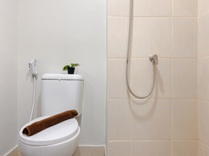 Bathroom 5, Studio Apartment at Meikarta near AEON Delta Mas By Travelio, Cikarang