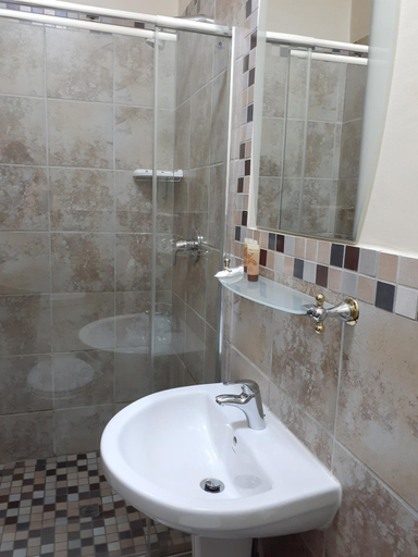 Bathroom 3, Kalahari Lodge Kimberley, Frances Baard