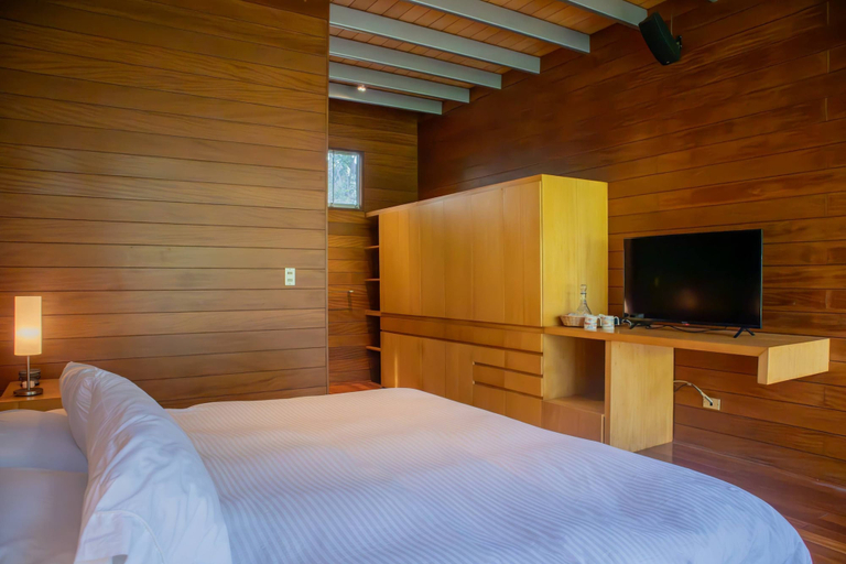 Room 4, w Elegant 5BR Home w Pool in Cieneguilla, Lima