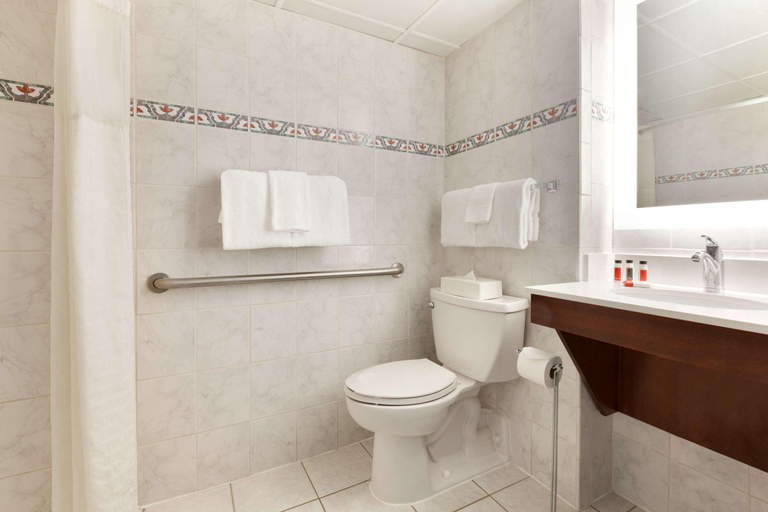 Bathroom 4, Howard Johnson Plaza by Wyndham Ocean City Oceanft, Worcester