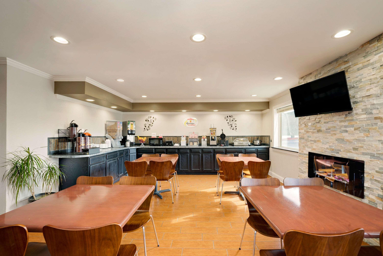 Food & Drinks 5, Super 8 By Wyndham Lexington Winchester Rd, Fayette