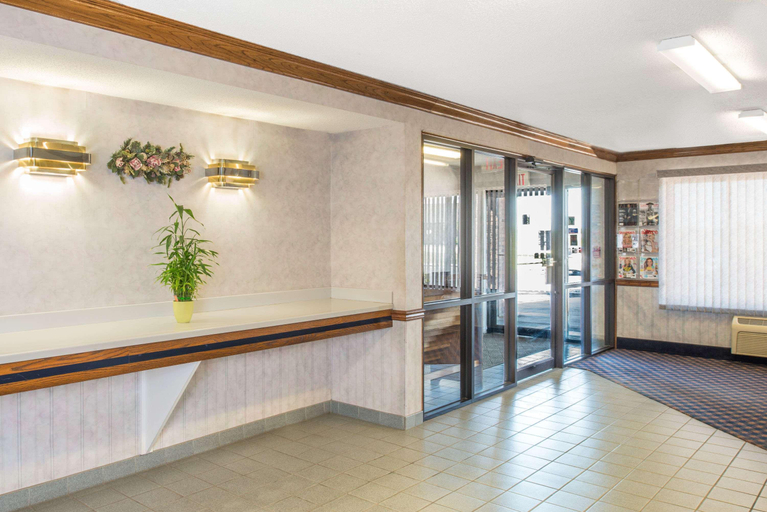 Public Area 2, Days Inn by Wyndham Pontoon Beach, Madison