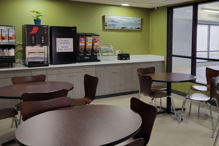Food & Drinks 5, Super 8 by Wyndham Aurora/Naperville Area, Dupage