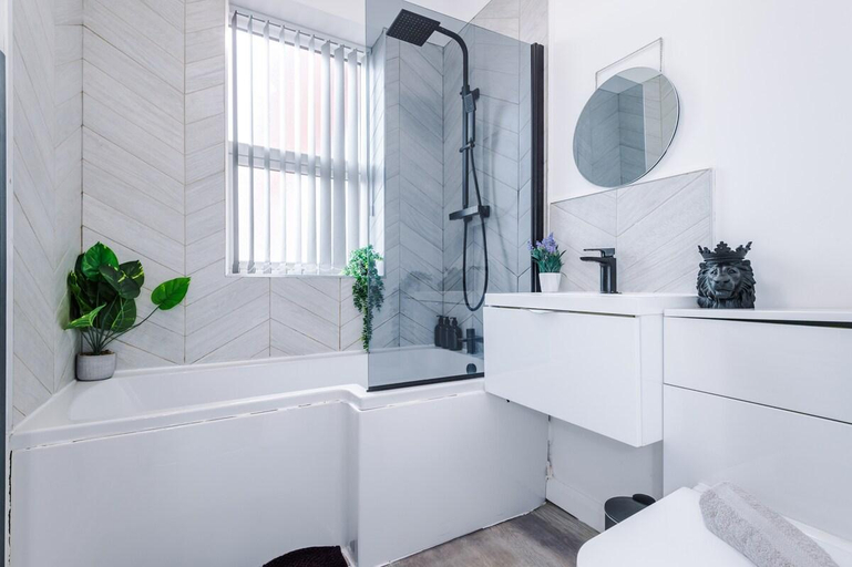 Others 2, Bolton: Stunning 2-Bedroom Apartment, Bolton
