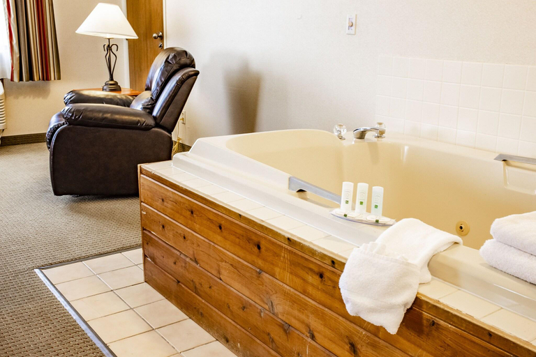 Bathroom 4, Quality Inn Delta, Delta