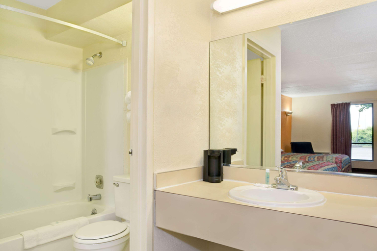 Bathroom 4, Days Inn by Wyndham Cincinnati East, Clermont