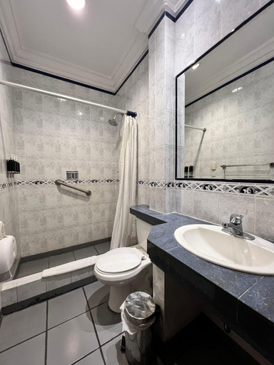Bathroom 3, KINTU PLAZA HOSPEDAJE, Cuenca