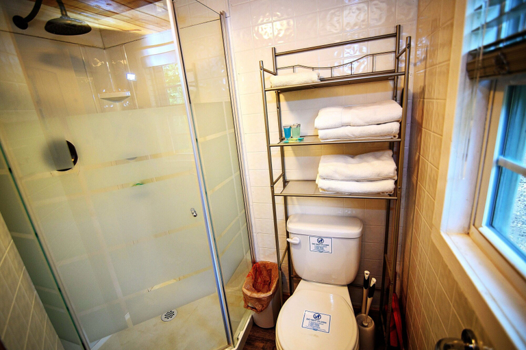 Bathroom 3, Americana Cabin, Pike