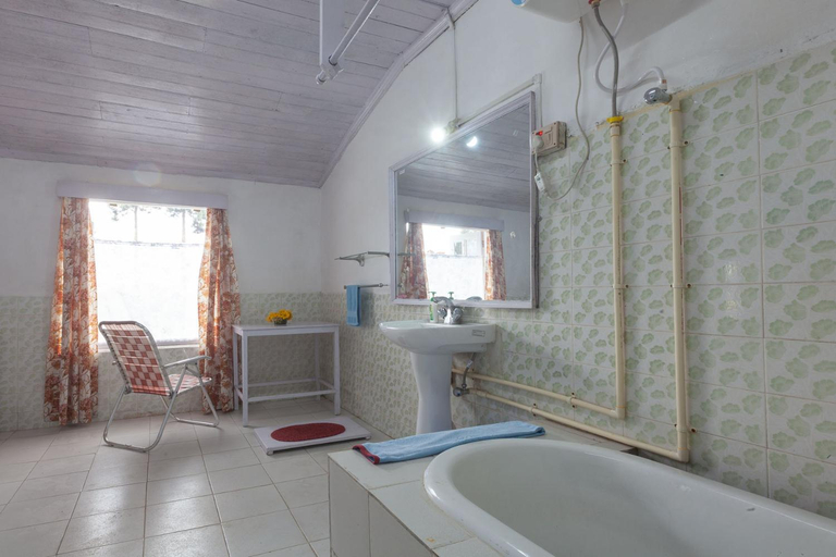 Bathroom 4, Yule Tea Retreat, Darjiling