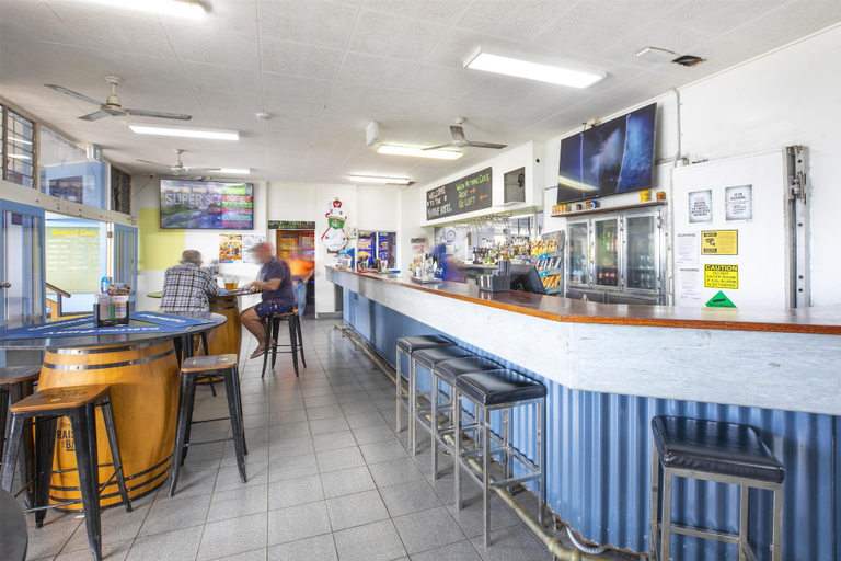 Food & Drinks 5, Nightcap at Marine Hotel, Cardwell
