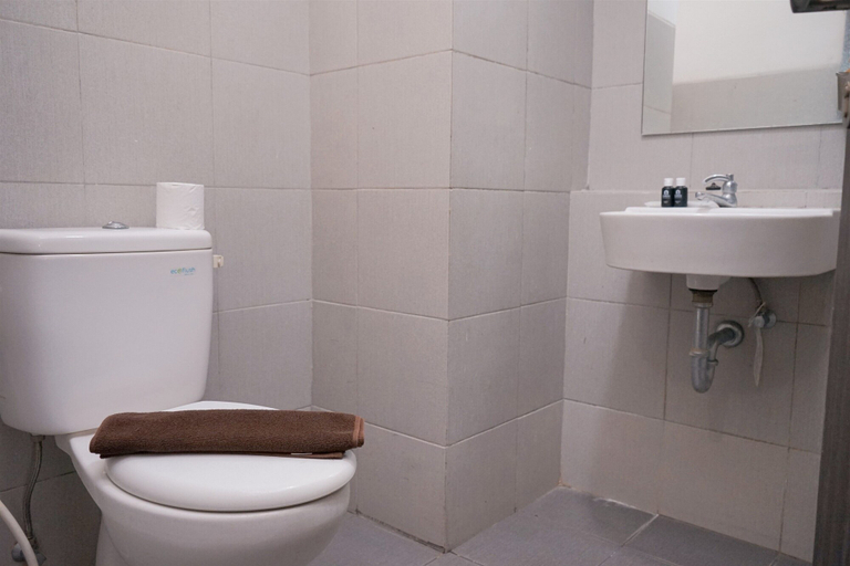 Bathroom, Spacious and Comfy Studio Apartment Bintaro Icon, South Tangerang