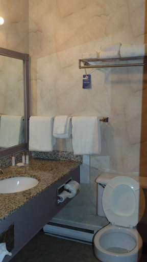 Bathroom 4, Travelodge By Wyndham Hope, Fraser Valley