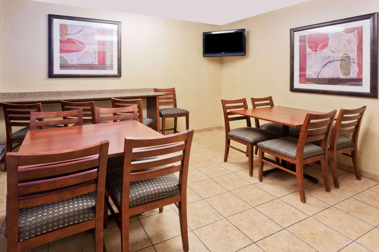 Food & Drinks, Days Inn by Wyndham Rockford, Winnebago