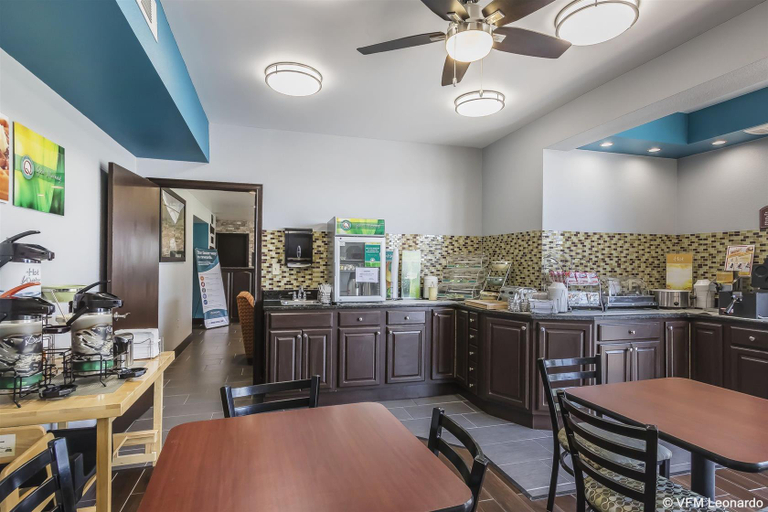 Food & Drinks 5, Quality Inn Charleston - Sikeston, Mississippi