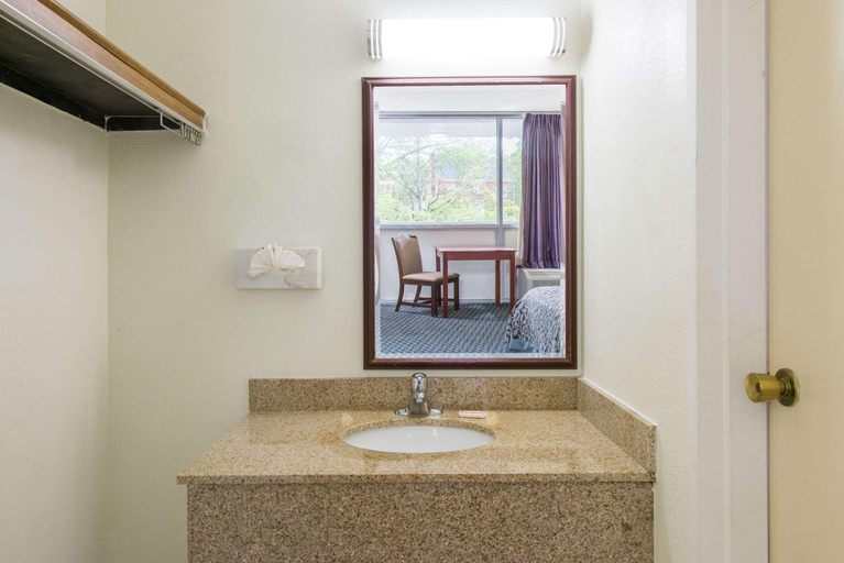 Bathroom 4, Days Inn by Wyndham Arlington Pentagon, Arlington