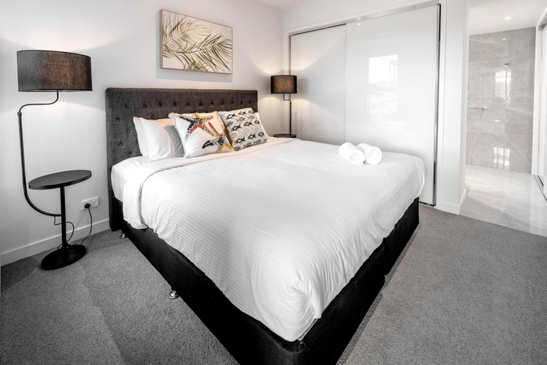 Room 3, 3BR Lux Beachfront Escape - Pool Gym King bed, Caloundra - Kawana