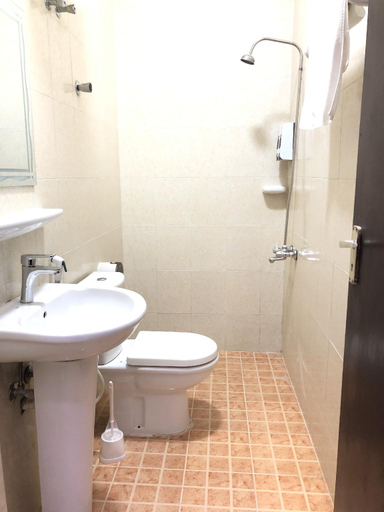 Bathroom 2, The Motel 411, Sur