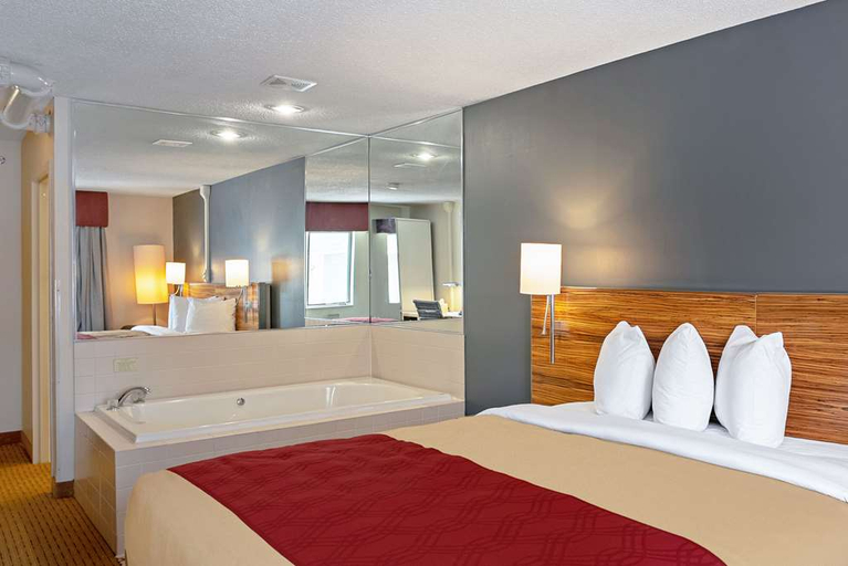 Bathroom 4, Quality Inn Frontier at U.S. Hwy 30, Clinton