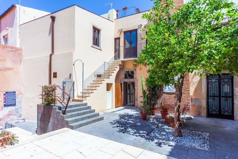 Exterior & Views 4, Valuk-Piazza Duomo Charming Apartment, Syracuse