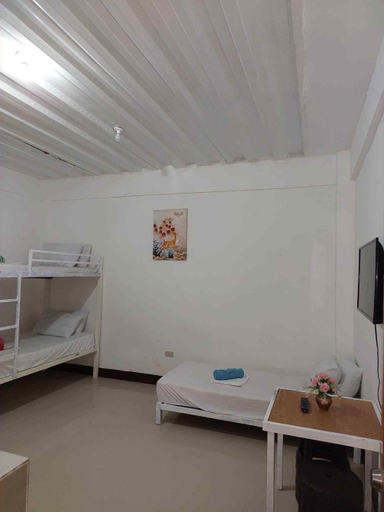 Bedroom 3, RedDoorz @ Wyns Hotel, Lucena City