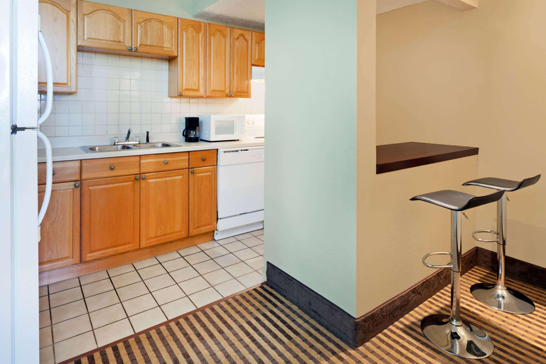 Bedroom 3, Howard Johnson by Wyndham Arlington Ballpark, Arlington