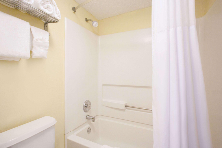 Bathroom 4, Days Inn by Wyndham Brooksville, Hernando