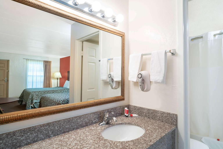 Bathroom 4, Days Inn by Wyndham Cave City, Barren