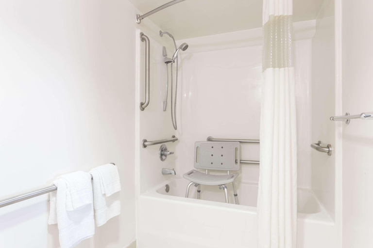 Bathroom 4, Days Inn by Wyndham Chiefland, Levy