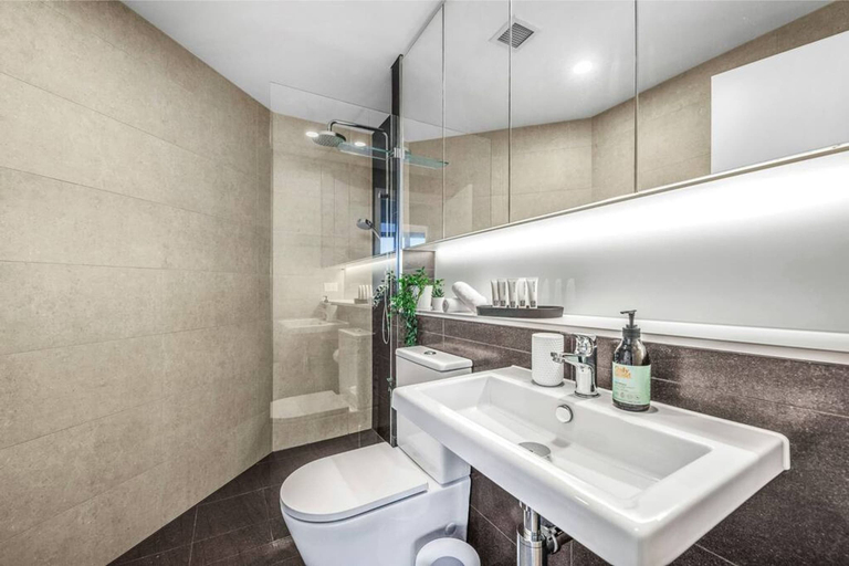 Room 4, 2BR Luxury Skytower Views CBD Pool Gym Netflix, Brisbane