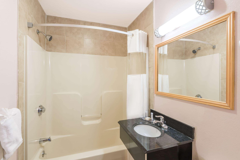 Bathroom 3, Howard Johnson by Wyndham Springfield, Hampden