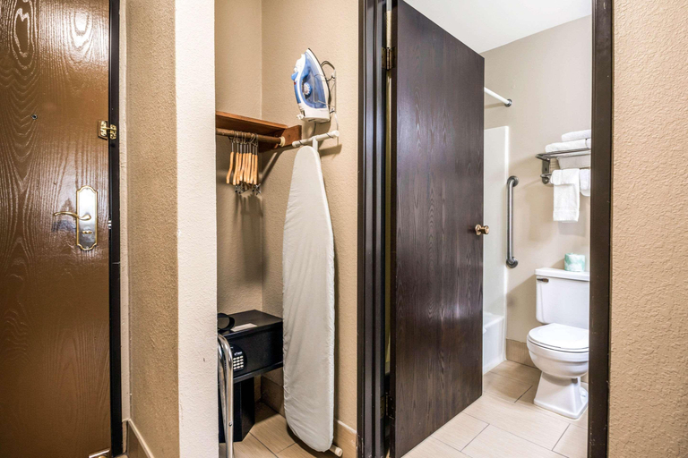 Bathroom 4, Econo Lodge Mississippi River area, La Crosse