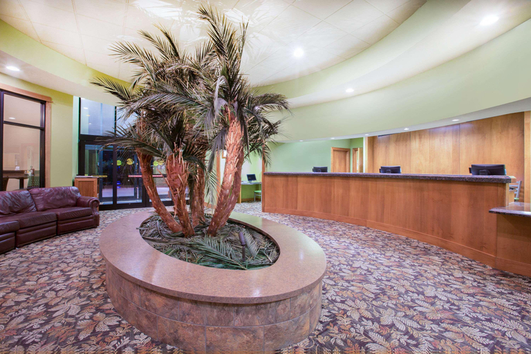 Public Area 2, Ramada Tropics Resort & Conf Center by Wyndham Des Moines, Polk