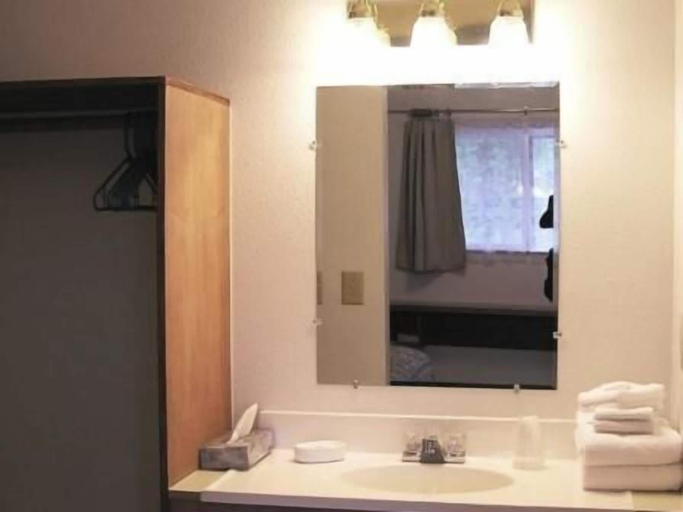 Bathroom 5, White Moose Lodge, Denali