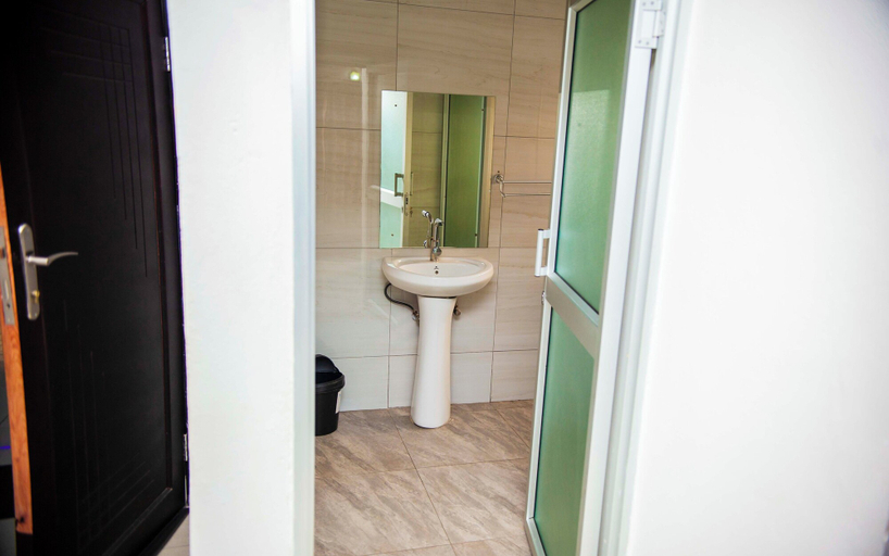 Bathroom 4, Gatoma Executive Apartmants, Lusaka