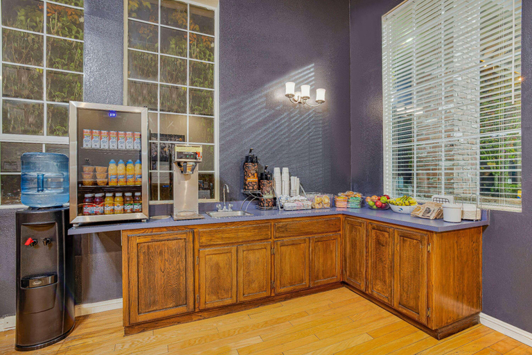 Food & Drinks 5, Super 8 by Wyndham Auburn, Placer