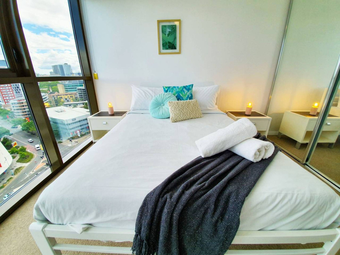Room 2, 2BR Food Drink Hub Pool Balcony Gym Rooftop, Newstead