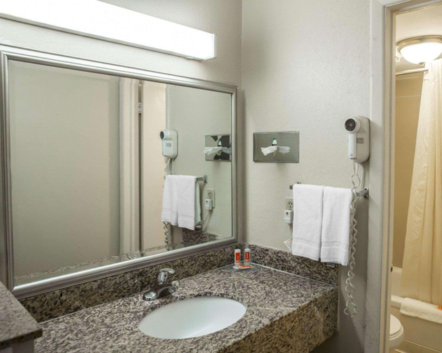 Bathroom 4, Econo Lodge Washington NC North, Beaufort
