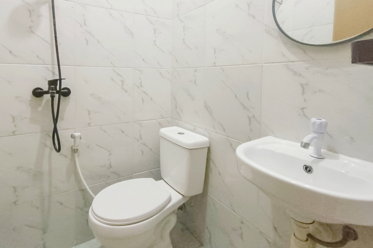 Bathroom 4, RedDoorz Syariah near Exit Tol Gayamsari Semarang, Semarang