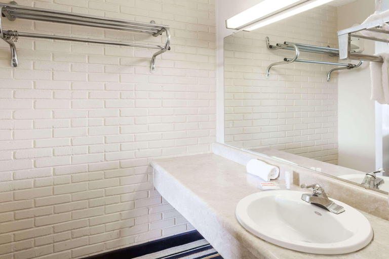 Bathroom 4, Days Inn by Wyndham Jackson, Madison