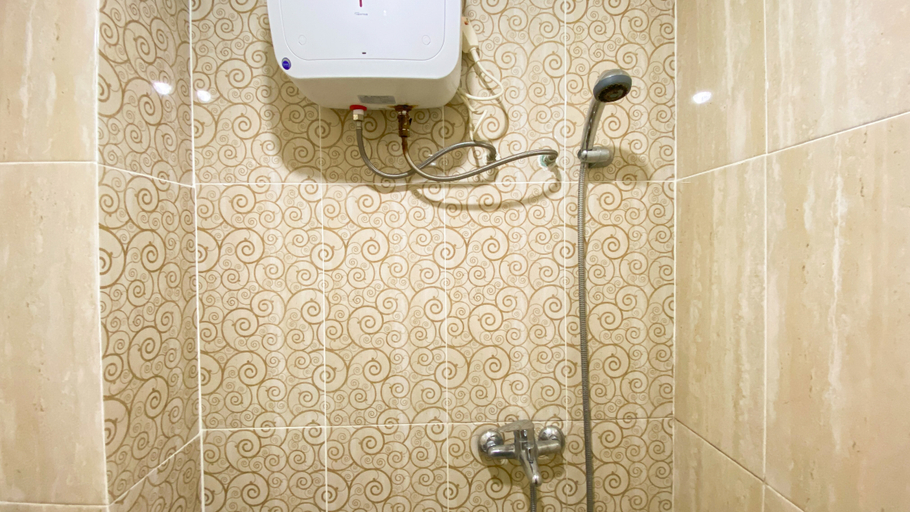 Bathroom 5, Convenient Studio Apartment at Pakubuwono Terrace By Travelio, Jakarta Selatan
