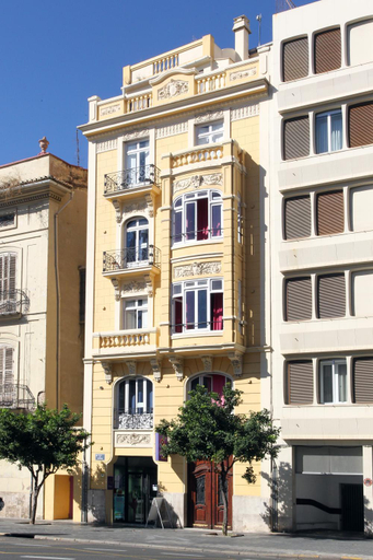 Exterior & Views