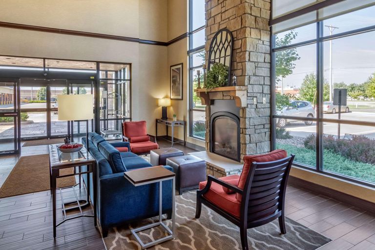 Public Area 2, Comfort Suites Manhattan, Riley
